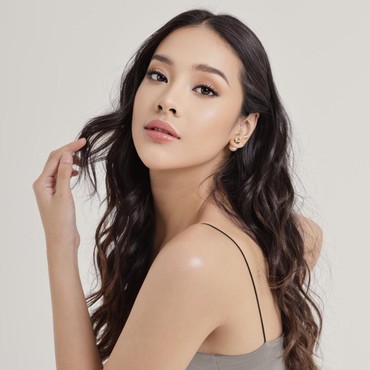 Penampilan Polos & Pose Seksi Anya Geraldine Bikin Heboh Warganet