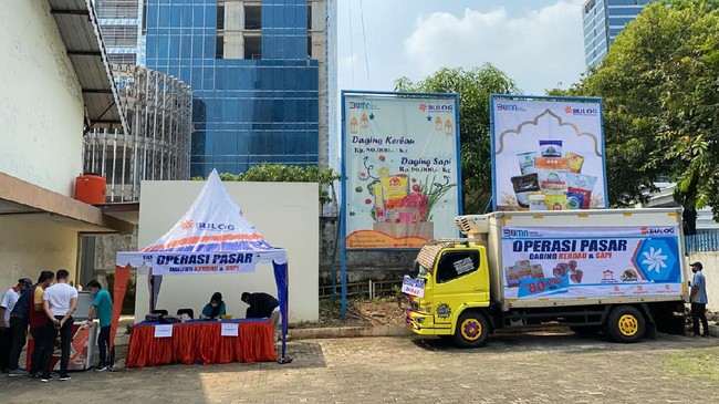 Dalam Operasi Pasar yang digelar Bulog, daging sapi beku yang dipersiapkan sebesar 5 ton per hari untuk satu titik dijual seharga Rp80 ribu/kg.