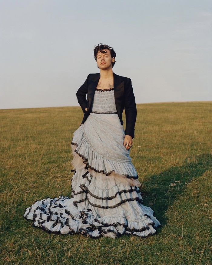 Harry Styles, penyanyi dan aktor Inggirs, dalam pemotretan majalah Vogue menggunakan gaun dan blazer. Foto: instagram.com/tylersphotos/