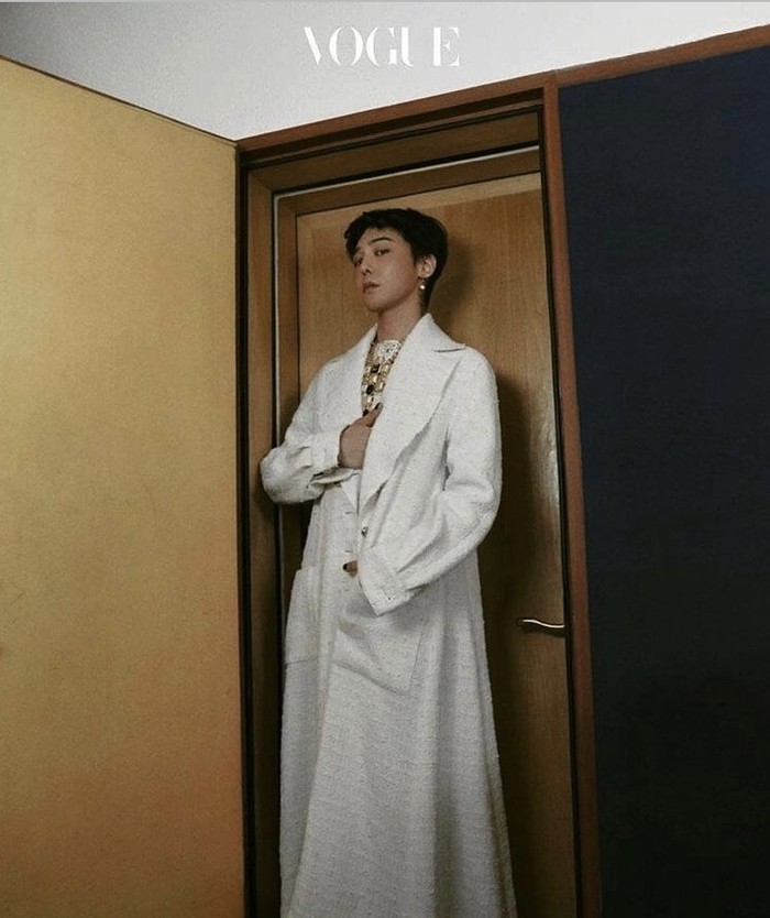 G-Dragon mengenakan outfit dan aksesori Chanel dalam pemotretan Vogue. Foto: instagram.com/xxxibgdrgn/
