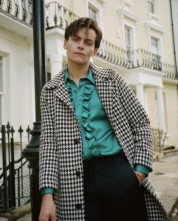 Aktor Inggris, Freddy Carter, dalam pemotretan terbaru untuk editorial majalah Boys by Girls. Foto: instagram.com/suziestreety/