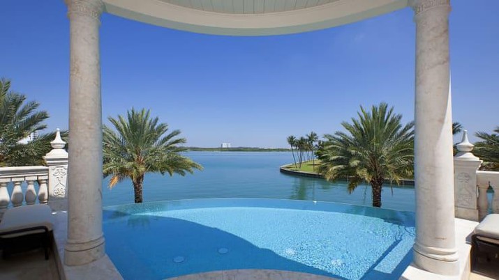 Di luar suite pemilik adalah teras dan kolam renang tanpa batas. (Luis Travieso via CNBC.com)