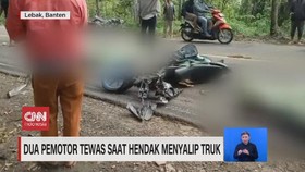 VIDEO: Dua Pemotor Tewas Saat Hendak Menyalip Truk