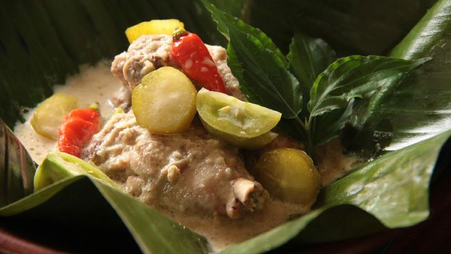 Bagi yang bosan dengan menu olahan ayam itu-itu saja, tidak ada salahnya mencoba resep garang asem ayam berikut yang rasanya gurih dan segar.