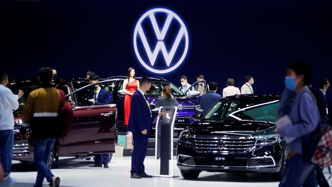 Toyota bernasib lebih baik dari Volkswagen yang terdampak kekurangan pasokan suku cadang chip semikonduktor .