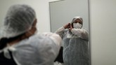 FOTO: Genggaman Palsu Perawat Brasil Hangatkan Pasien Covid Berjuang melawan Covid-19 tak hanya perang melawan penyakit, tetapi juga kesepian. Pasien harus diasingkan dari keluarga, tak ada teman.