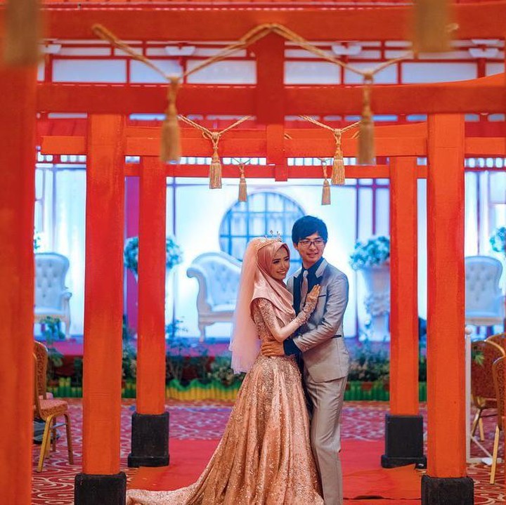 <p>Pernikahan mereka digelar di Kalimantan dengan mengusung konsep perpaduan budaya Jepang-Indonesia. Dekorasi pesta juga dibuat seperti berada di Negeri Sakura (Foto: Instagram @liakato23).</p>