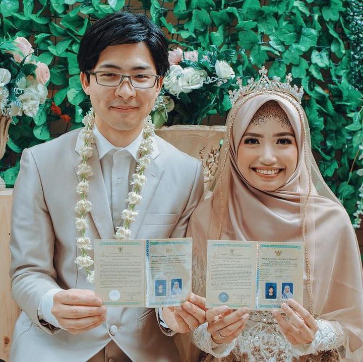 <p>Acara lamaran juga dipenuhi oleh isak tangis orang tua Lia. Merasa bersalah karena akan memboyong Lia ke Jepang, ia berjanji kepada orang tua Lia untuk menjaganya seumur hidup (Foto: Instagram @liakato23).</p>
