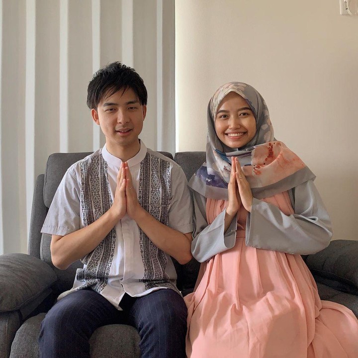 <p>Mereka direstui untuk menikah, namun orang tua Hiro tidak setuju jika putranya menjadi mualaf. Namun hati sang Bunda luluh ketika Hiro membawa Lia berkunjung ke rumahnya di Jepang. Hiro akhirnya bisa memeluk Islam (Foto: Instagram @liakato23</p>