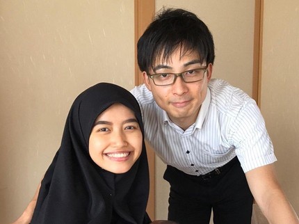 7 Potret Harmonis Hijaber Kalimantan & Suami Jepang Mualaf