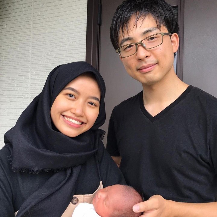 <p>Satu tahun menikah, mereka dikaruniai putri cantik bernama Qiana Kato, pada 25 Juli 2020. Lia kini menjadi Bunda rumah tangga dan tinggal di Jepang bersama Hiro (Foto: Instagram @liakato23).</p>