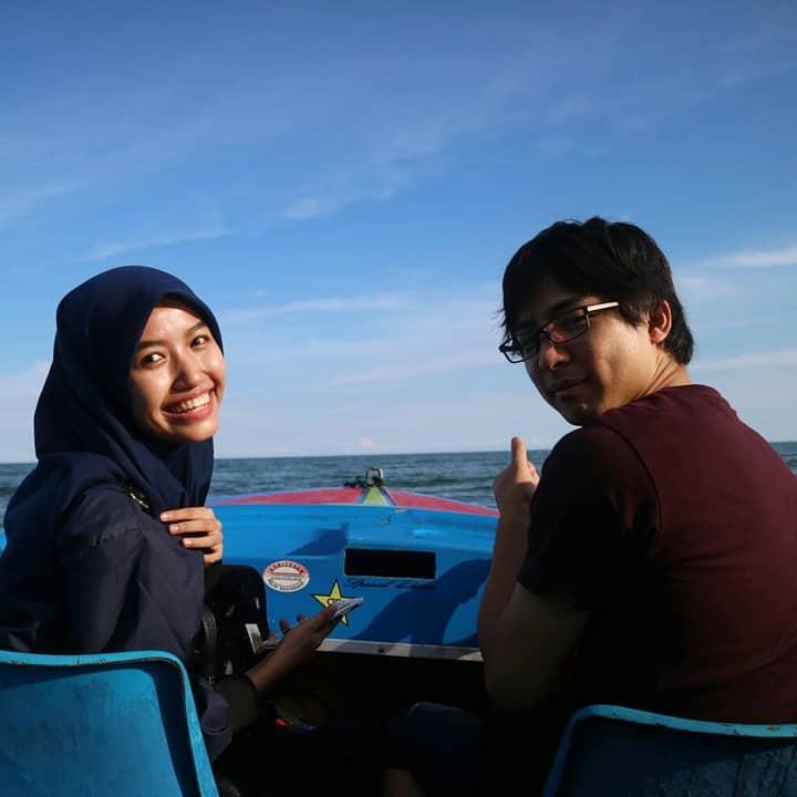 <p>Lia dan Hiro bertemu ketika mereka menjadi sukarelawan di sebuah komunitas peduli orang kusta pada 2014 silam. Mereka berkenalan ketika sedang bermain game di sela-sela aktivitas (Foto: Instagram @liakato23).</p>