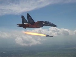 Tembakan Rudal Penerbang TNI AU dari Jet Tempur Sukhoi Tepat Sasaran