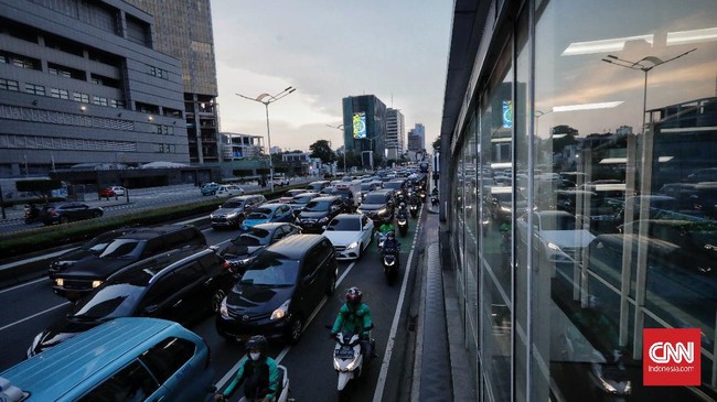 Jalan di Jakarta terpantau ramai lancar di malam takbiran, Minggu (1/5). Namun, masih terpantau kepadatan di sejumlah ruas jalan, terutama M H Thamrin.