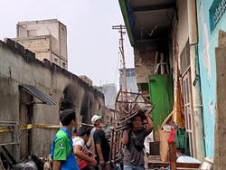 Korban Kebakaran Keagungan Jakbar Kumpulkan Sisa-sisa Barang untuk Dijual