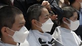 FOTO: Kepala Plontos Siswa Korsel untuk Protes Limbah Nuklir Mahasiswa Korsel mencukur rambut hingga habis di depan Kedubes Jepang sebagai protes atas keputusan Negeri Sakura membuang limbah dari fasilitas nuklir ke laut.