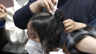 FOTO: Kepala Plontos Siswa Korsel untuk Protes Limbah Nuklir