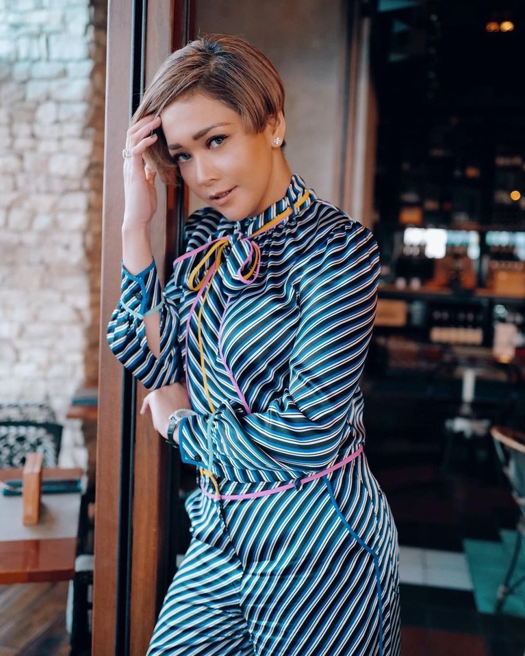 Maia Estianty menceritakan bahwa ia pernah disangka seorang Ladyboy. Kita lihat yuk tampilan Maia Estianty sampai disangka Ladyboy?