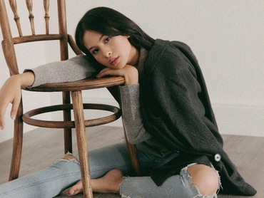img-title Lirik Lagu Perahu Kertas - Maudy Ayunda