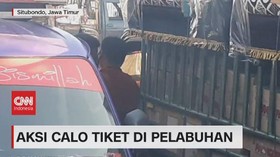 VIDEO: Aksi Meresahkan Calo Tiket di Pelabuhan