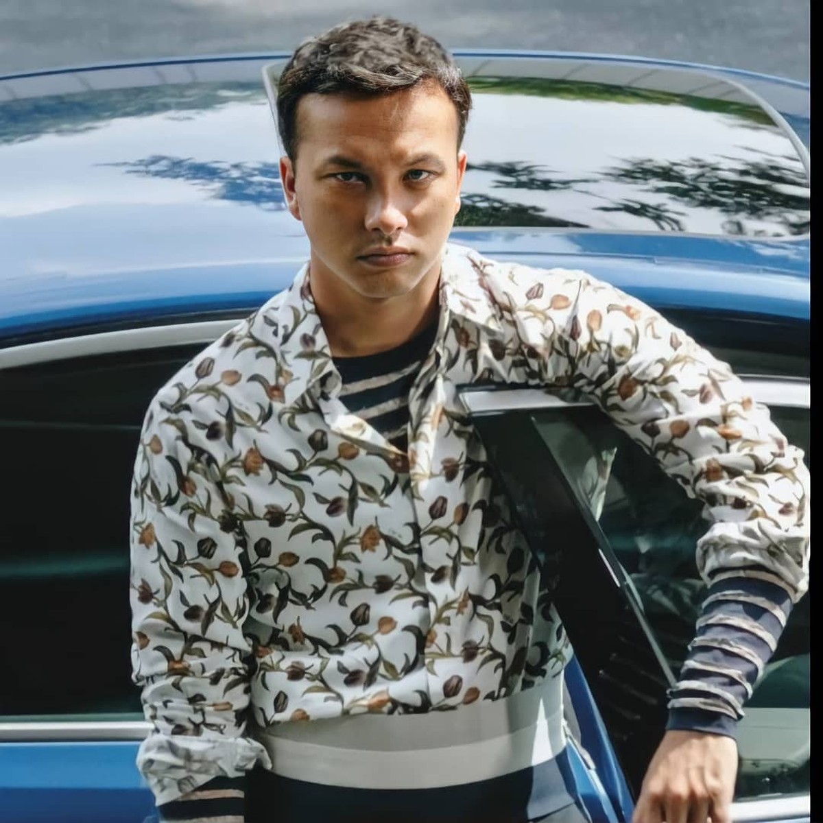 Aktor tampan&comma; Nicholas Saputra mendadak banjir pujian saat antre vaksin&period; Yuk kita tengok pesona nya&excl;