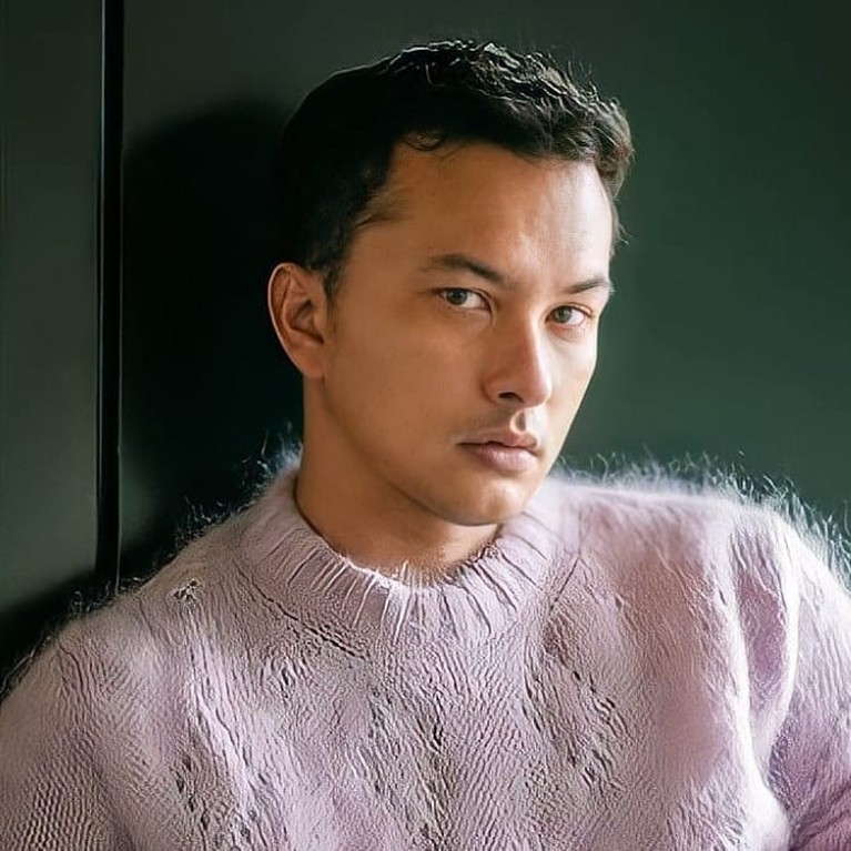 Aktor tampan, Nicholas Saputra mendadak banjir pujian saat antre vaksin. Yuk kita tengok pesona nya!