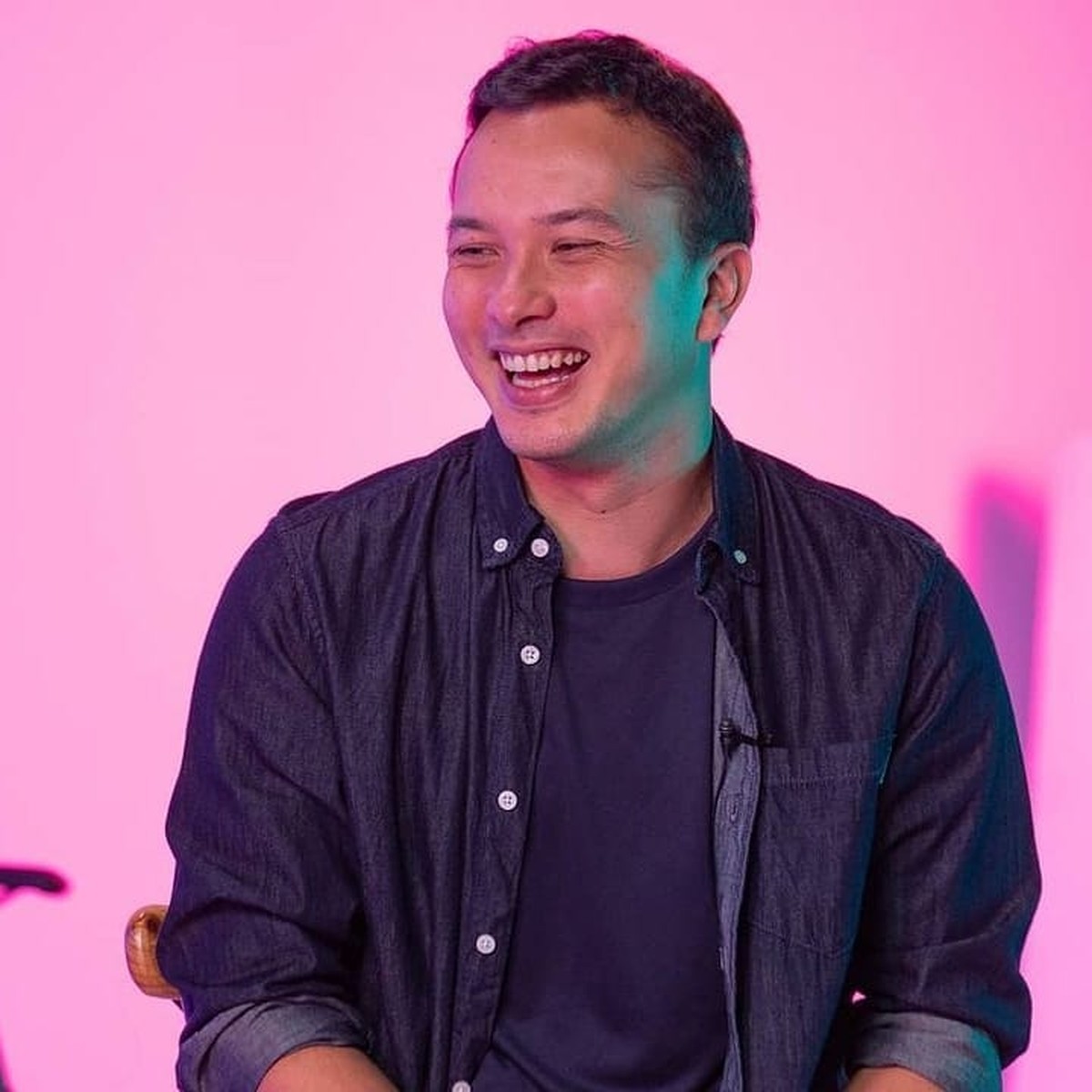 Aktor tampan&comma; Nicholas Saputra mendadak banjir pujian saat antre vaksin&period; Yuk kita tengok pesona nya&excl;