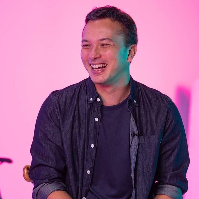 Aktor tampan, Nicholas Saputra mendadak banjir pujian saat antre vaksin. Yuk kita tengok pesona nya!