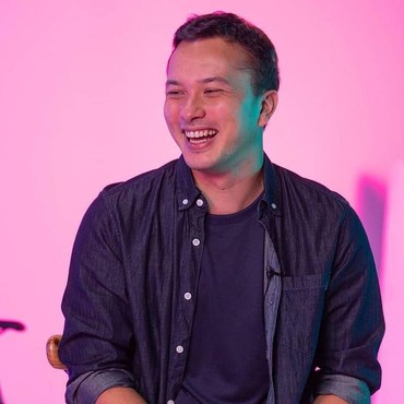 Mandi di Sungai, Bagian Tubuh Nicholas Saputra Ini Bikin Hati Fans Bergetar