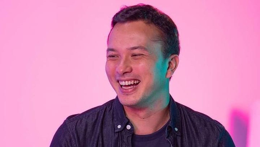 Aktor tampan, Nicholas Saputra mendadak banjir pujian saat antre vaksin. Yuk kita tengok pesona nya!