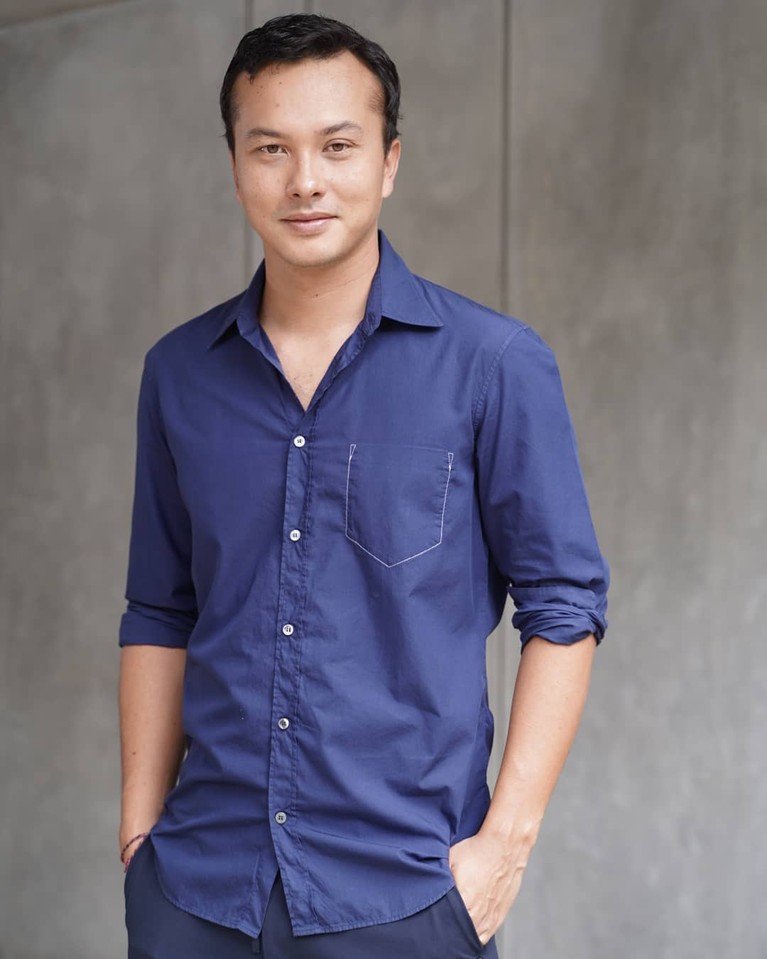Aktor tampan, Nicholas Saputra mendadak banjir pujian saat antre vaksin. Yuk kita tengok pesona nya!