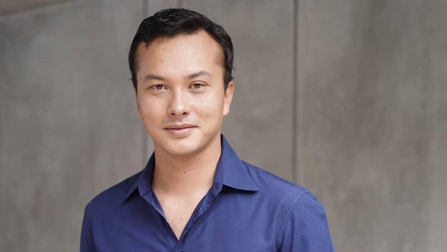 Aktor tampan, Nicholas Saputra mendadak banjir pujian saat antre vaksin. Yuk kita tengok pesona nya!