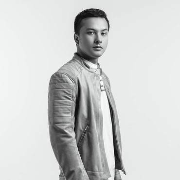 Ada Wanita Misterius di Unggahan Nicholas Saputra, Siapakah Dia?