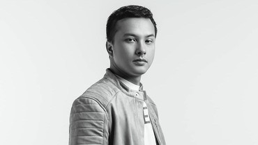 img-title Ada Wanita Misterius di Unggahan Nicholas Saputra, Siapakah Dia?