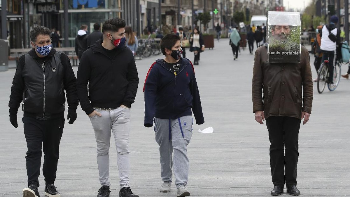 FOTO: Menikmati Oasis dalam Masker Buatan Seniman Belgia
