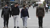 FOTO: Menikmati Oasis dalam Masker Buatan Seniman Belgia Seniman asal Belgia, Alain Verschueren, menciptakan masker unik berupa rumah kaca mini yang ia namakan oasis portable.