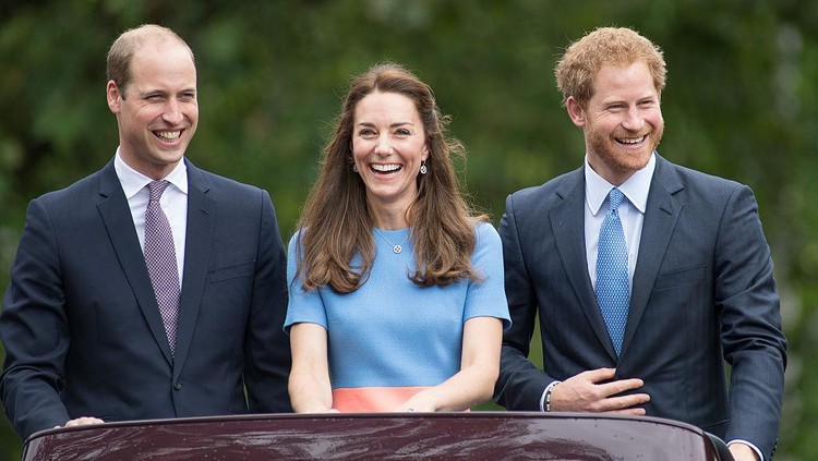 Pangeran Harry bersama Pangeran William dan Kate Middleton LONDON, ENGLAND - JUNE 10: Prince William, Duke of Cambridge, Catherine, Duchess of Cambridge and Prince Harry arrive for a service of thanksgiving for Queen Elizabeth II's 90th birthday at St Paul's cathedral on June 10, 2016 in London, United Kingdom. (Photo by Matt Dunham - WPA Pool/Getty Images)