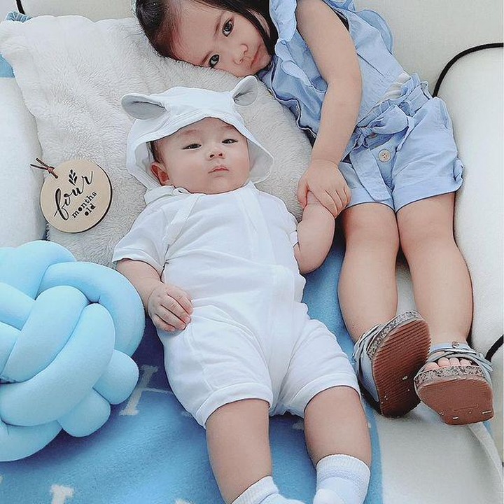 <p>Baby Abe juga tampak ditemani berpose dengan sang kakak, Shenna Gabriella Aurora Samudra, Bunda. Kakak Briell terlihat menggenggam erat tangan sang adik. (Foto: instagram: @therealmomogeisha)</p>
