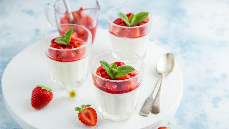 vanilla cream cheese and strawberry dessert on glasses, selective focus