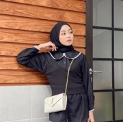 5 Inspirasi Black Outfit Hijab Elegan untuk Bulan Ramadan, Steal the Look!