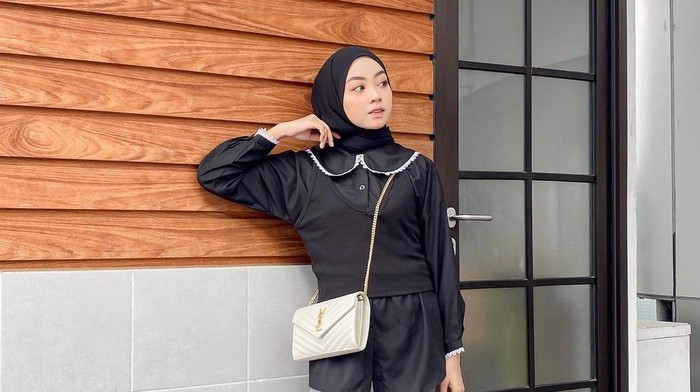 5 Inspirasi Black Outfit Hijab Elegan untuk Bulan Ramadan, Steal the Look!