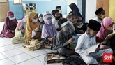 FOTO: Giat Anak-anak Tadarusan di Bulan Ramadan Sembari memakai masker, anak-anak giat menjalani ibadah tadarus Al-Qur'an di bulan suci Ramadan.