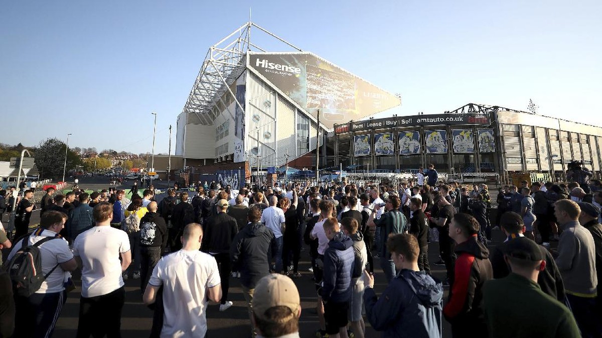 FOTO: Suporter Bakar Kostum Liverpool Protes Super League