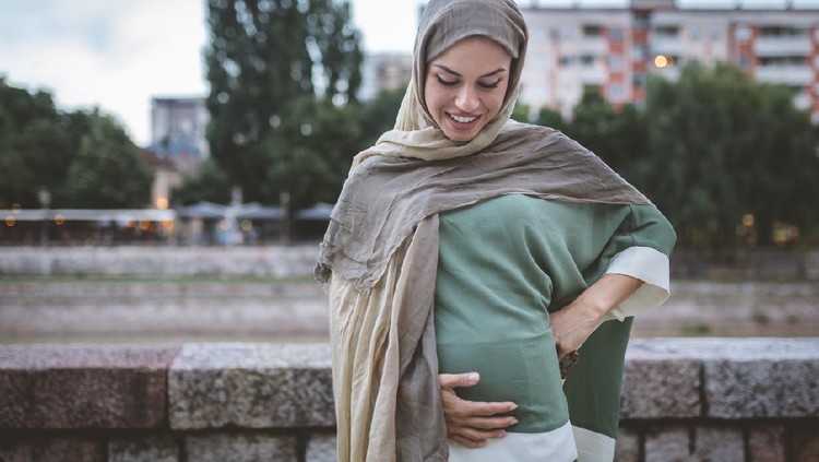 1023700904 Cute and lovely young Muslim woman spending her time in the city.