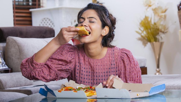 Eating, Pizza, Indian Ethnicity, Domestic Life, Adult, Adults Only,