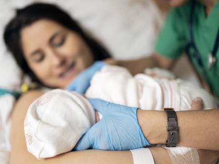 Apakah Nyeri Puting Payudara saat Pertama Kali Menyusui Bayi Itu Wajar?