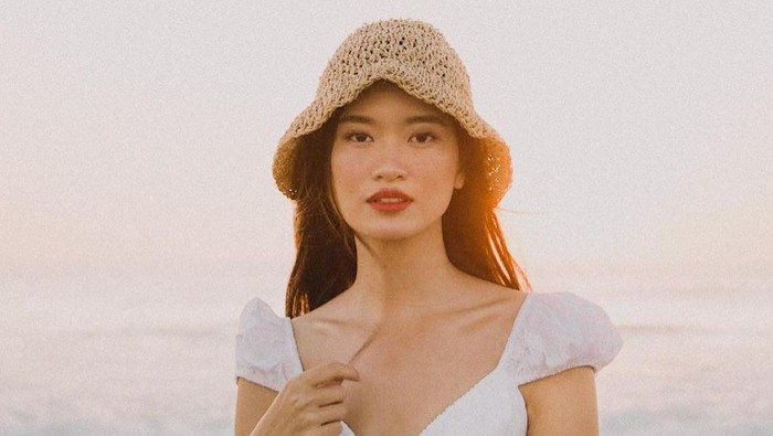 7 Mix & Match Outfit Serba Putih ala Danella Ilene, Juara Indonesia's Next Top Model