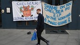 FOTO: Suporter Adang Bus Chelsea Lewat, Protes Super League Ratusan suporter memprotes keikutsertaan Chelsea di European Super League dengan cara mengadang bus tim lewat jelang melawan Brighton.