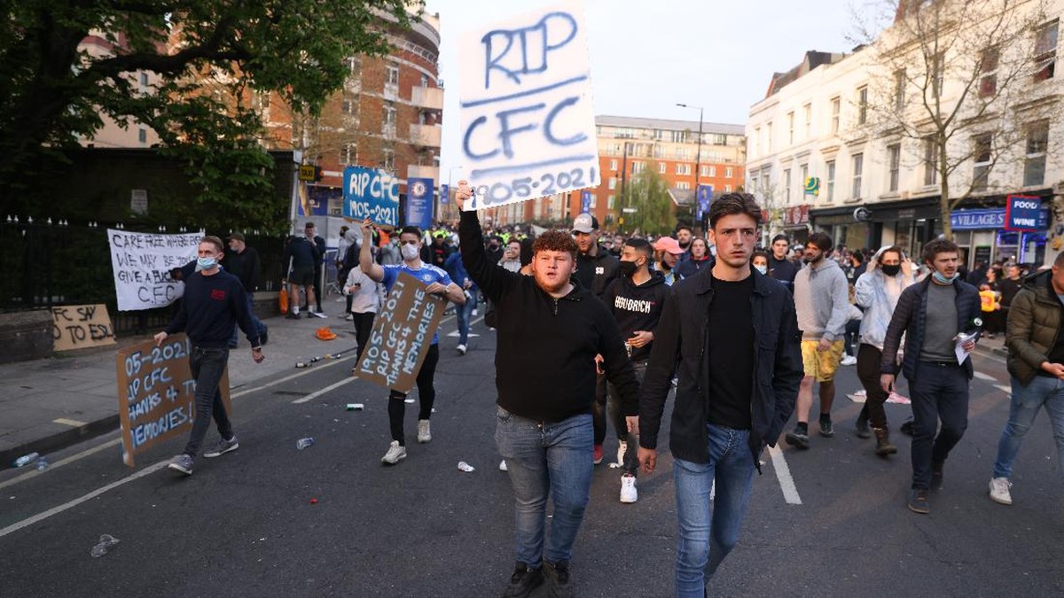 FOTO: Suporter Adang Bus Chelsea Lewat, Protes Super League