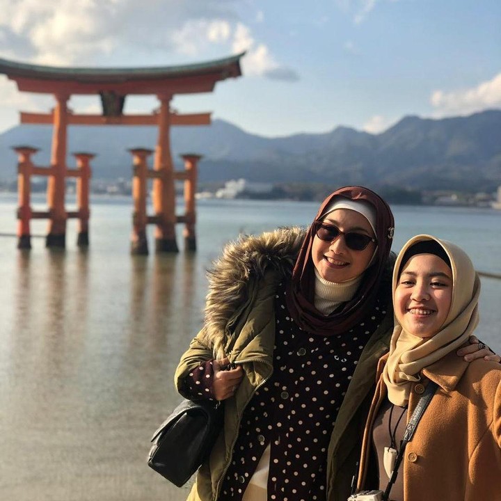 <p>Desy Ratnasari juga kerap tampil kompak bersama sang putri yang bernama Nasywa. Mereka tampil modis ketika berlibur di Jepang. Keduanya tampil kompak memakai <em>winter outfit</em> bernuansa <em>earthy tone</em>. (Foto: Instagram @desyratnasariterdepan).</p>